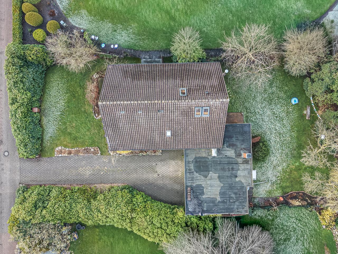 Luftaufnahme Einfamilienhaus mit großem Grundstück