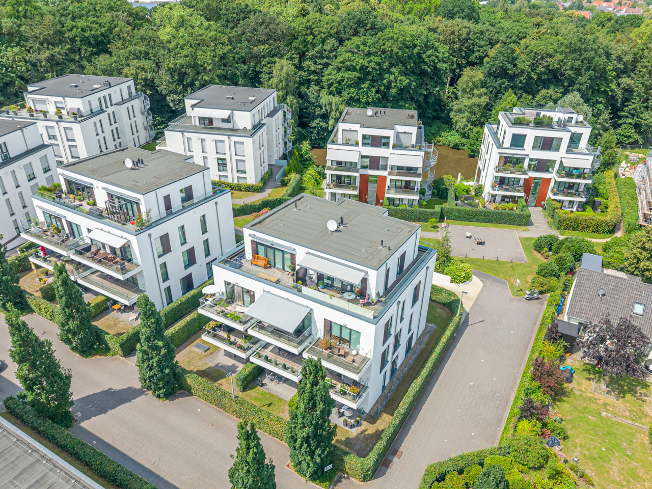 Helles Wohnzimmer mit Holzbalkendecke und Gartenblick